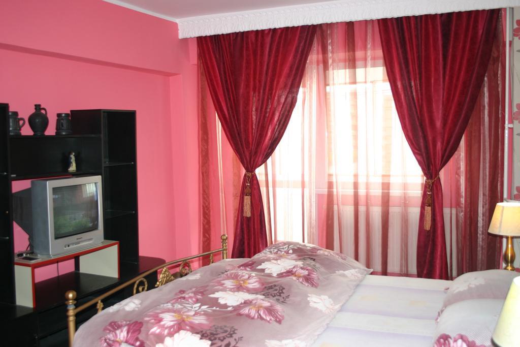 Salonul Rosu Bacău Exterior foto