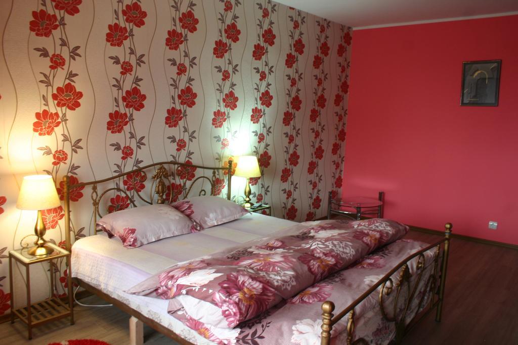 Salonul Rosu Bacău Exterior foto